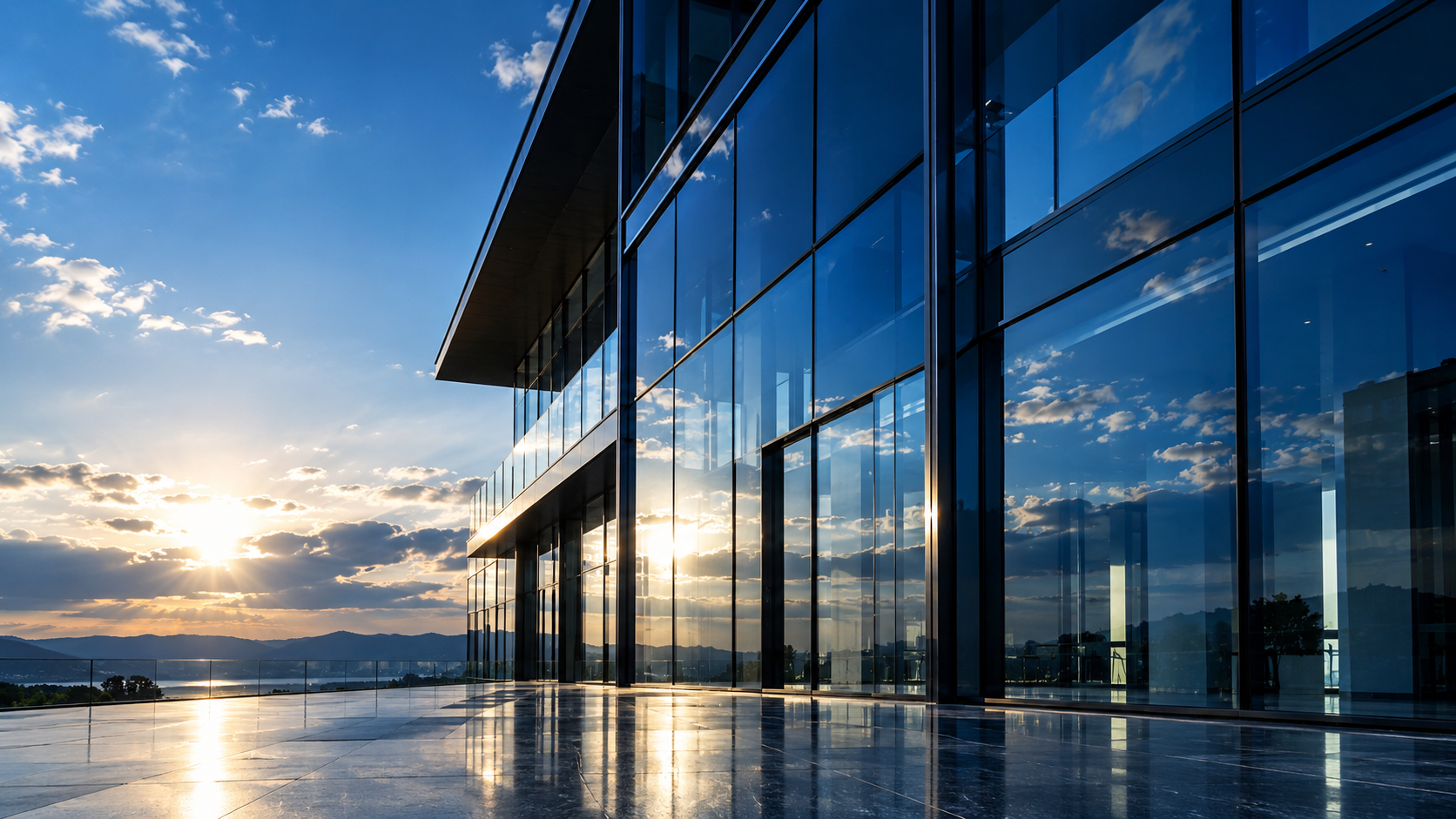 Moderne Glasfassade im Sonnenlicht